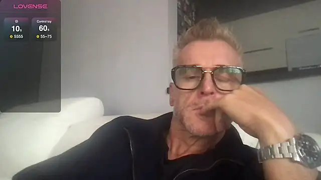 Snapshot of Axl_hot chatting on 09-27-25, 12:33 Axl hot online show from 09-27-25, 12:33