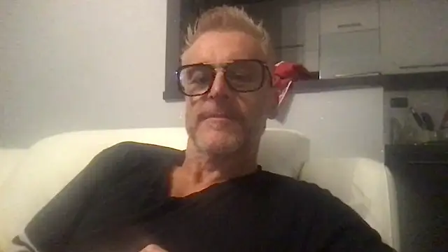 Snapshot of Axl_hot chatting on 09-22-25, 07:20 Axl hot online show from 09-22-25, 07:20