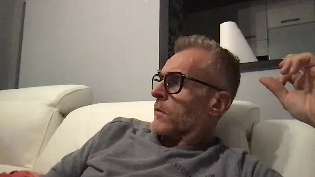 Axl hot online show from 11-08-25, 08:34