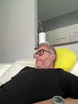 Axl hot online show from 04-18-26, 12:18