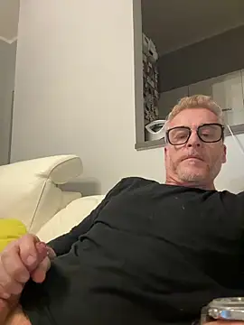 Axl hot online show from 04-05-26, 11:55