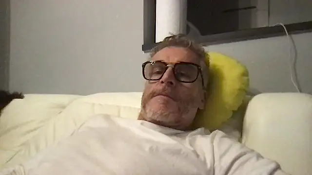 Axl hot online show from 04-14-26, 08:47