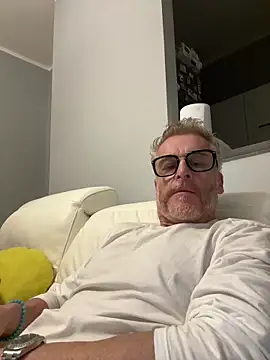 Axl hot online show from 04-15-26, 11:05