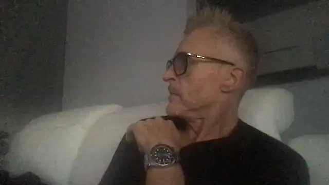 Snapshot of Axl_hot chatting on 09-25-25, 04:35 Axl hot online show from 09-25-25, 04:35