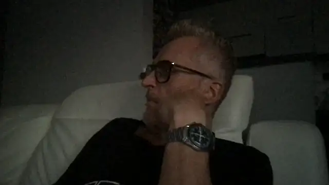 Axl hot online show from 06-17-26, 07:13