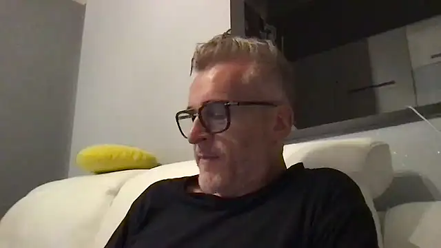 Axl hot online show from 06-10-26, 07:48