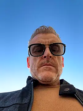 Snapshot of Axl_hot chatting on 11-05-25, 03:04 Axl hot online show from 11-05-25, 03:04