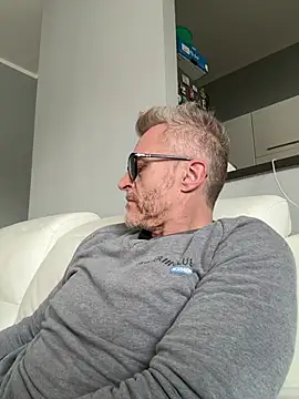 Axl hot online show from 03-07-26, 04:01