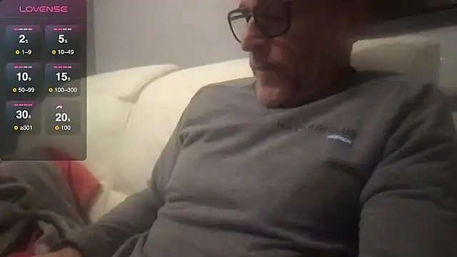 Snapshot of Axl_hot chatting on 10-10-25, 07:58 Axl hot online show from 10-10-25, 07:58