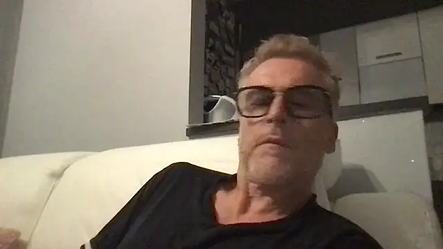 Axl hot online show from 06-08-26, 07:47