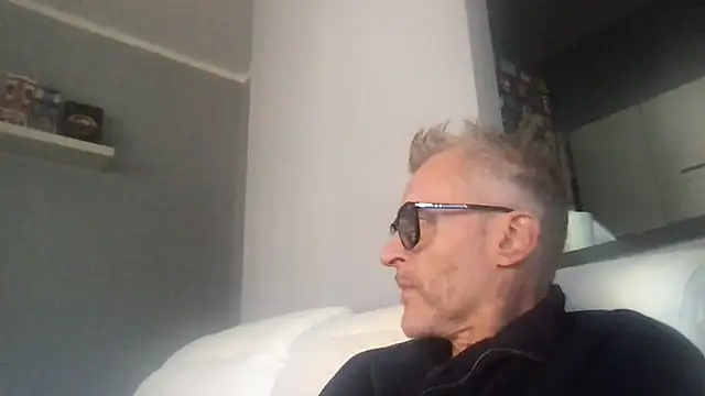 Snapshot of Axl_hot chatting on 09-28-25, 12:45 Axl hot online show from 09-28-25, 12:45