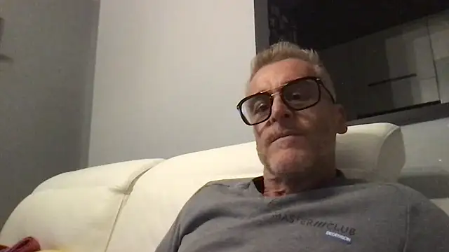 Snapshot of Axl_hot chatting on 11-04-25, 05:28 Axl hot online show from 11-04-25, 05:28