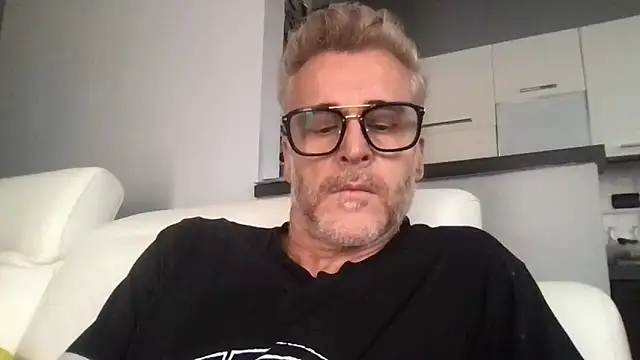 Axl hot online show from 06-02-26, 10:15
