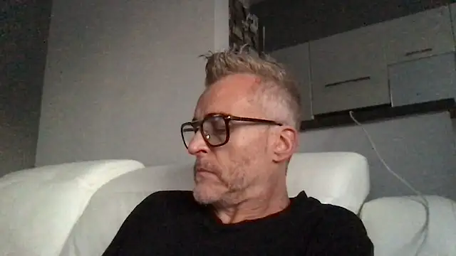 Axl hot online show from 06-12-26, 07:00