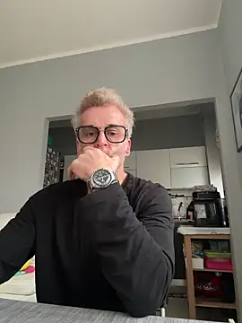 Axl hot online show from 03-02-26, 08:32