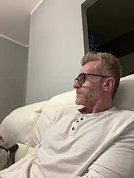 Axl hot online show from 03-18-26, 06:31