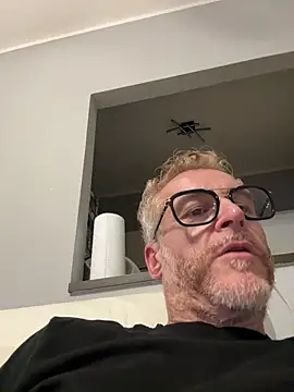 Axl hot online show from 04-17-26, 10:12