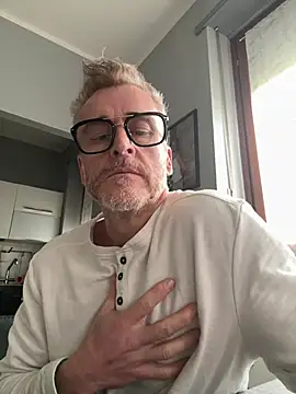 Axl hot online show from 03-22-26, 04:30