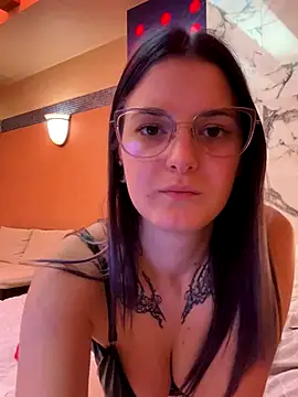 Snapshot of SuzyMiu chatting on 11-24-25, 11:10 SuzyMiu online show from 11-24-25, 11:10