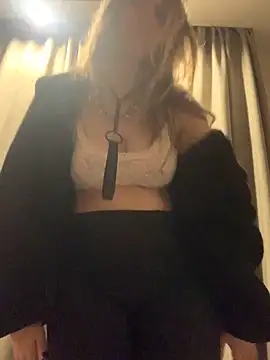 Snapshot of VesnaCrystal chatting on 10-04-25, 08:43 VesnaCrystal online show from 10-04-25, 08:43