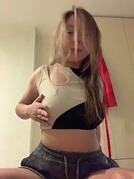 Snapshot of VesnaCrystal chatting on 09-30-25, 08:37 VesnaCrystal online show from 09-30-25, 08:37