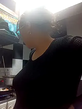 Snapshot of Lady_16 chatting on 02-21-26, 02:35 Lady 16 online show from 02-21-26, 02:35