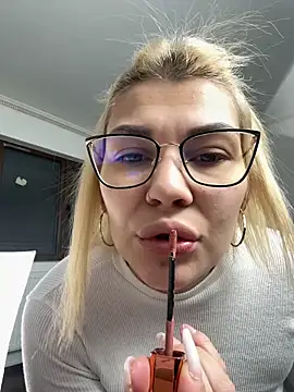 MiaKiittyy online show from 12-18-25, 01:22