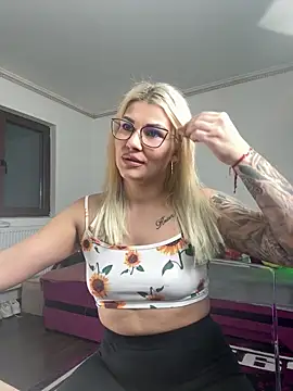 MiaKiittyy online show from 12-22-25, 05:13