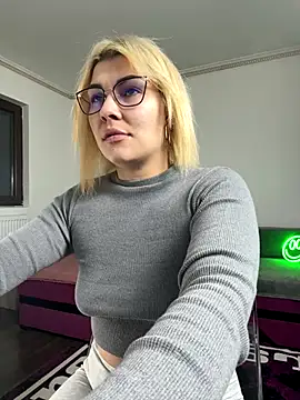 MiaKiittyy online show from 12-19-25, 04:53