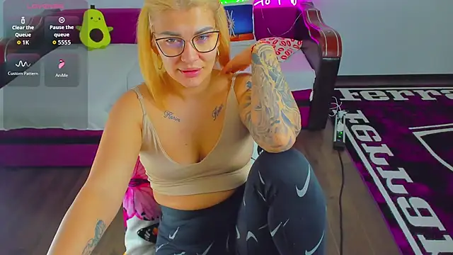 MiaKiittyy online show from 11-29-25, 01:17