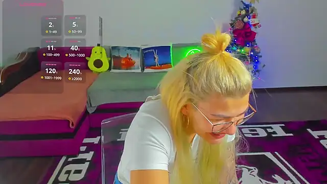 MiaKiittyy online show from 12-19-25, 01:31