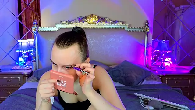 Snapshot of Kelly_Cartier chatting on 11-26-25, 12:16 Kelly Cartier online show from 11-26-25, 12:16