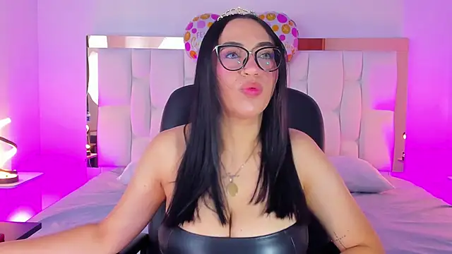 Snapshot of Camille_Juicy chatting on 09-17-25, 01:02 Camille Juicy online show from 09-17-25, 01:02