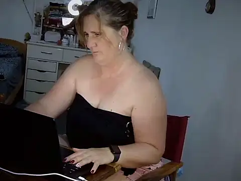 Snapshot of LiebeMaus chatting on 10-16-25, 04:48 LiebeMaus online show from 10-16-25, 04:48
