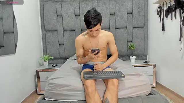 ZafiroAndFlynn online show from 03-25-26, 02:33