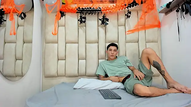 ZafiroAndFlynn online show from 10-27-25, 09:05