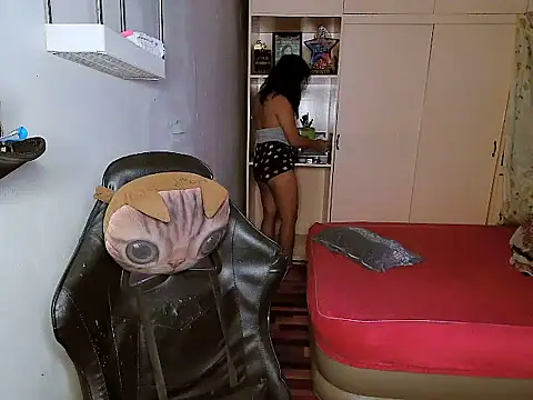 YourNikkieXxx online show from 12-15-25, 06:36