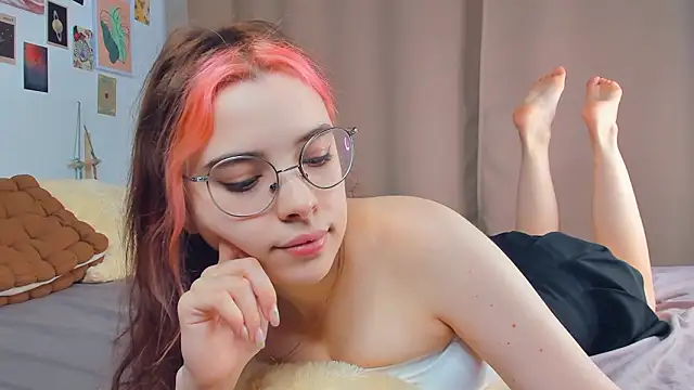 Snapshot of VedaSchulz chatting on 02-14-26, 07:14 VedaSchulz online show from 02-14-26, 07:14