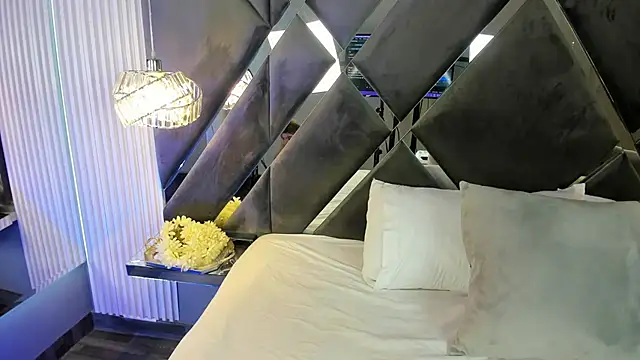 MiaVixen  online show from 01-10-26, 11:00