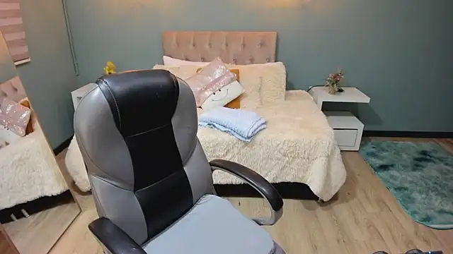 Miss Cataleya   online show from 12-17-25, 12:10