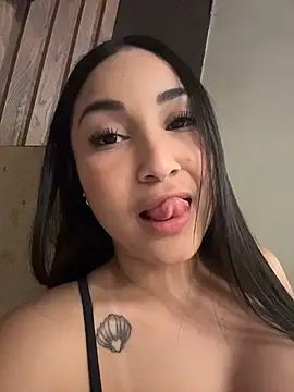 ReinaChloe online show from 11-07-25, 05:23