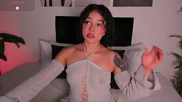 izzyvega   online show from 10-05-25, 10:33