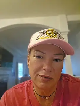 Snapshot of Sugarloveless chatting on 05-16-26, 01:21 Sugarloveless online show from 05-16-26, 01:21