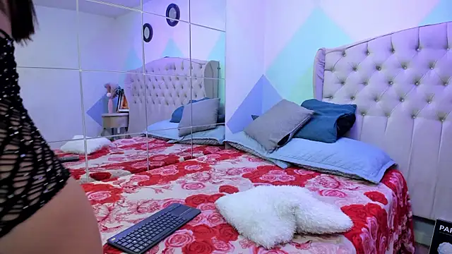 ZaharaSkylar online show from 12-18-25, 11:47