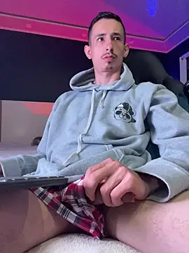 Snapshot of Damartinez27 chatting on 10-16-25, 08:00 Damartinez27 online show from 10-16-25, 08:00