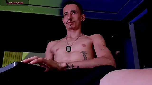 Snapshot of Damartinez27 chatting on 10-31-25, 04:31 Damartinez27 online show from 10-31-25, 04:31