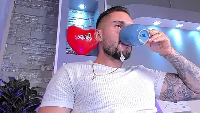 Snapshot of dominic_de_luca chatting on 02-18-26, 04:21 dominic de luca online show from 02-18-26, 04:21