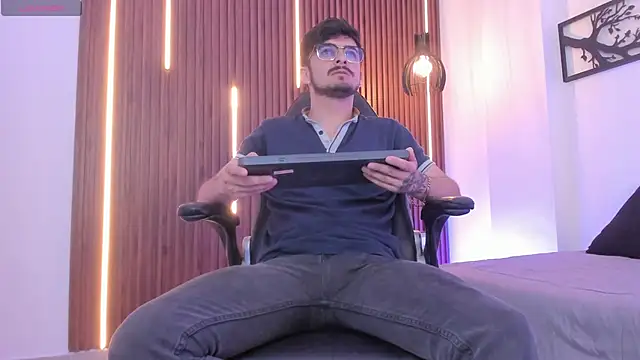 AaronFuentes7 online show from 09-27-25, 07:31