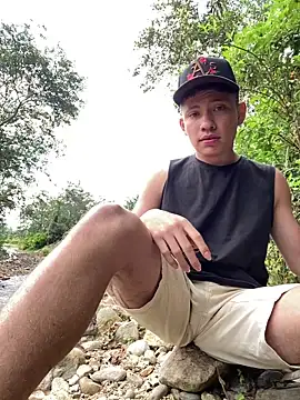 Snapshot of elfernh chatting on 12-17-25, 01:16 elfernh online show from 12-17-25, 01:16