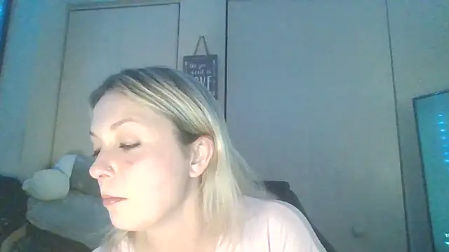 Candykissesxoxo online show from 11-02-25, 07:24